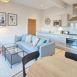 Host & - Skyline Apartment