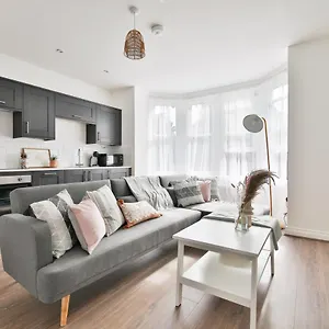 Stayright Spacious With Private Parking- 15-minute Stroll To Town Centre Apartment Cardiff